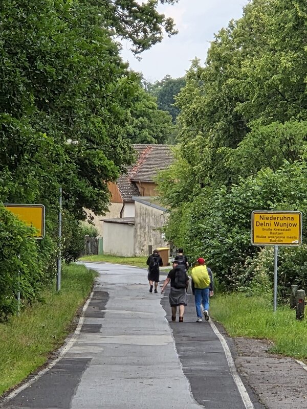 Die Auszubildenden wandern auf der Pilgerrute an der Straße entlang durch das kleine Örtchen namens Niederuhna in Bautzen.