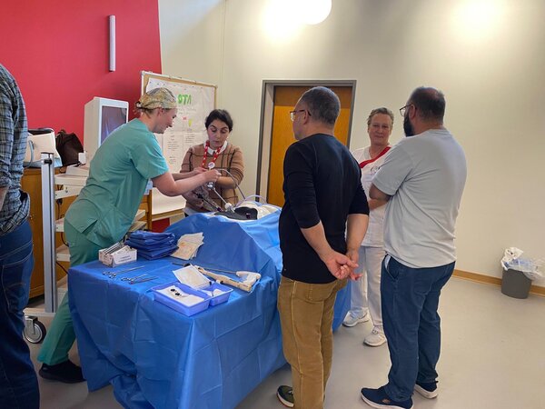 an einem OP-Tisch wird für die Besucher*innen eine Operation simuliert.