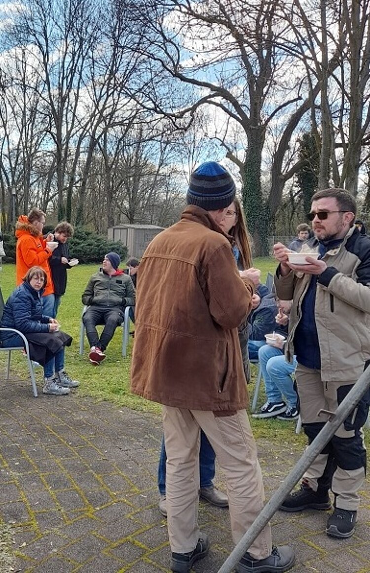 Traditionelles Fest: Osterfeuer mit Kesselsuppe
