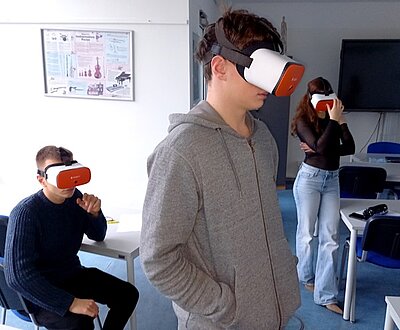 Virtual Reality im Projekt KarriereStart II Drei Auszubildende haben Virtuell Reality-Brillen auf und erkunden Berufsbilder.