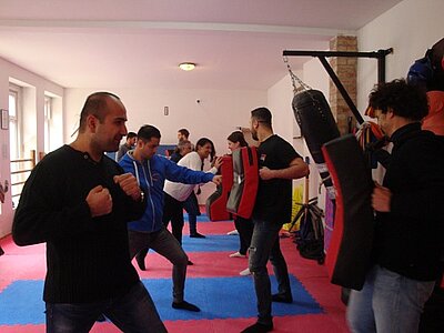 Integration durch Sport – sprachliche und soziale Kompetenzen stärken Integration durch Sport – sprachliche und soziale Kompetenzen stärken