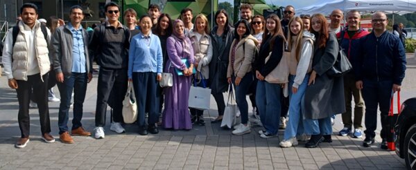 Gruppenfoto der Messebesucherinnen und Besucher 