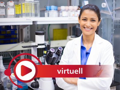 Eine Frau in einem weißen Laborkittel steht lächelnd in einem Labor. Sie hat die Arme verschränkt und steht vor einem Mikroskop und anderen Laborgeräten. Im Hintergrund sind Regale mit verschiedenen Laborutensilien wie Flaschen, Behältern und Geräten zu sehen. Im Vordergrund ist ein rotes Symbol mit einem Play-Button und dem Wort 'virtuell' zu sehen.
