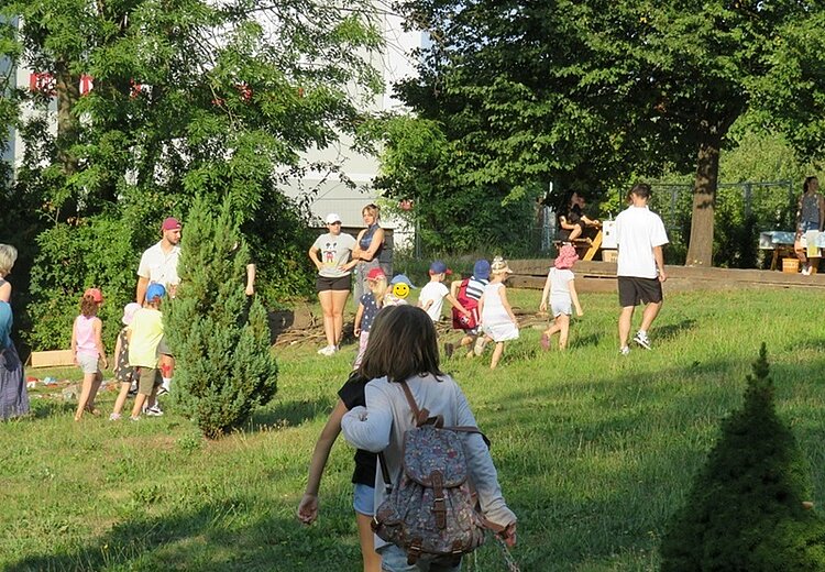 Der nächste Schritt unserer Klimaschule Kinder werden von den Auszubildenden zu Erzieher*innen zum Sinnespfad im großen Garten begleitet.