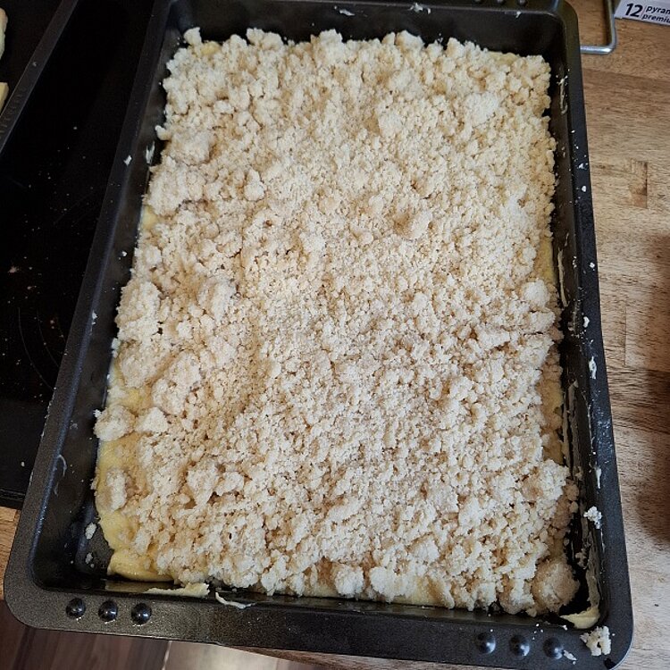 Apfelkuchen auf rechteckigem Blech