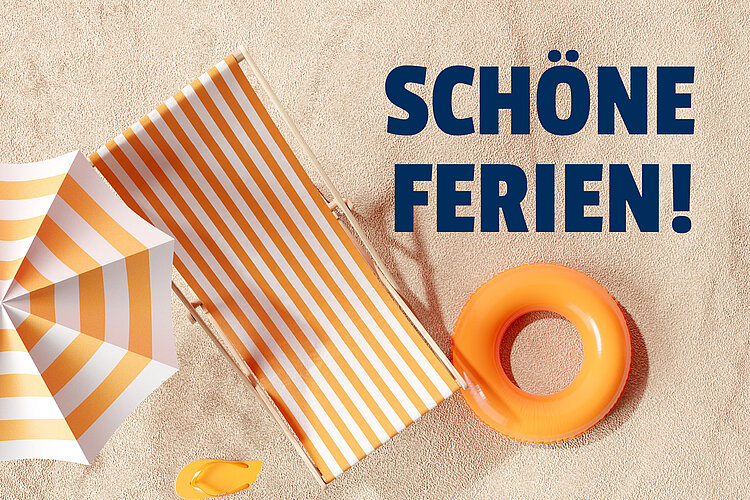 Schöne Sommerferien! Ein Liegestuhl, Sonnenschirm und Schwimmreifen liegen auf einem Sandstrand. Es ist die Aufschrift "Schöne Ferien!" in dunkelblauen Lettern zu sehen.