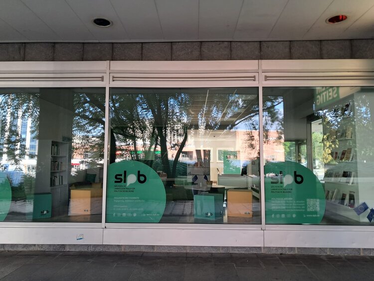 Ein Schaufenster der Landeszentrale für Politische Bildung mit dem grünen Wappen lpb und Werbematerialien.