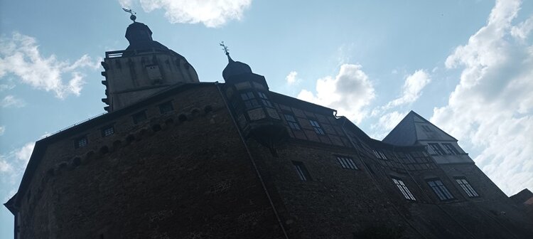 Burg Falkenstein bei Gegenlicht fotografiert