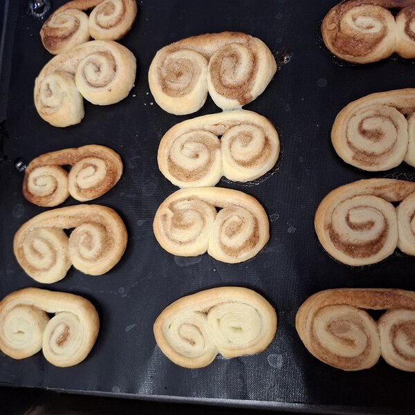 Selbst gebackene Schweineohren auf dem Backblech