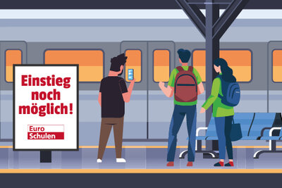 Im Vordergrund stehen drei Personen auf einem Bahnsteig. Zwei von ihnen tragen Rucksäcke und blicken in Richtung eines Zuges, der im Hintergrund steht. Die dritte Person hält ein Smartphone in der Hand. Links befindet sich ein Schild mit der Aufschrift 'Einstieg noch möglich! Euro-Schulen'. Die Szene ist im Stil einer farbigen Illustration gehalten.