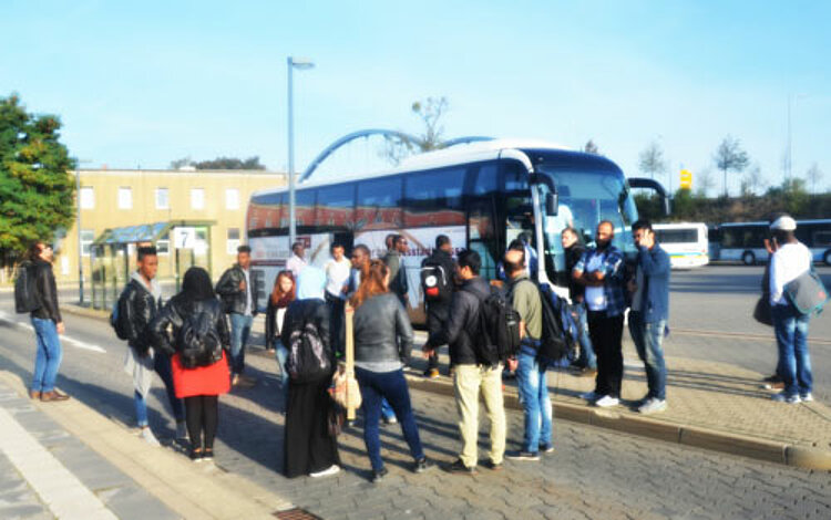 Deutschkursteilnehmer auf Rundreise durch die Region Deutschkursteilnehmer auf Rundreise durch die Region