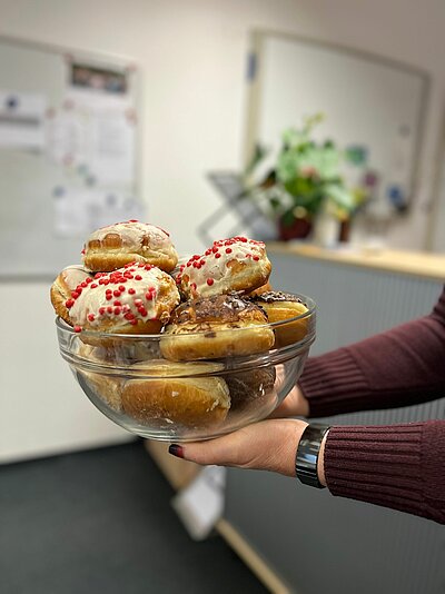 Kulinarischer Karneval-Auftakt Eine Frau hält ein Glasgefäß mit Gebäck in Bild.