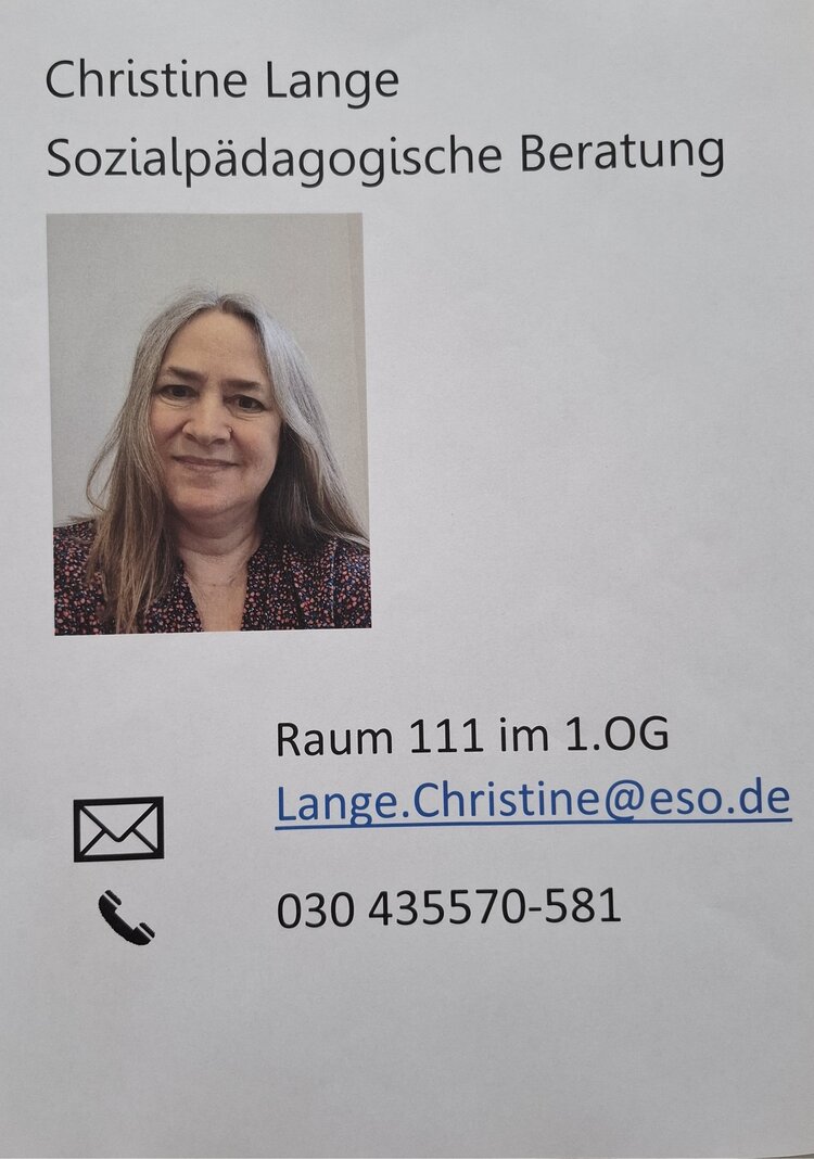 Informationsblatt mit einem Porträtfoto von Christine Lange und Kontaktdaten. Überschrift: "Christine Lange, Sozialpädagogische Beratung". Darunter das Bild von Christine Lange. Weitere Angaben: Raum 111 im 1. OG, E-Mail-Adresse Lange.Christine@eso.de sowie Telefonnummer 030 435570-581. Symbole für E-Mail und Telefon sind ebenfalls abgebildet.