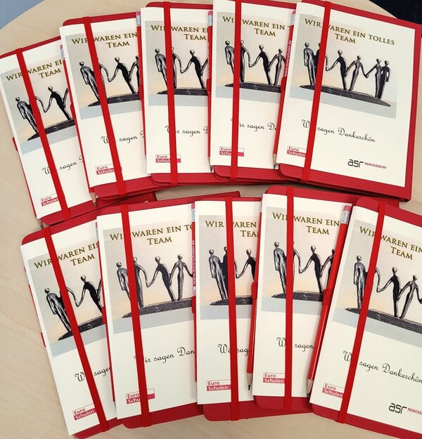 Informationsbroschüren der Euro-Schulen liegen auf dem Tisch aus.