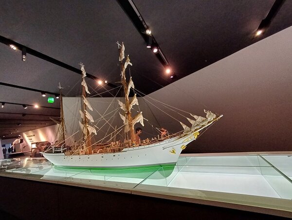 Modell des Segelschulschiffes Gorch Fock, ein Dreimaster mit weiß-grüner Lackierung.