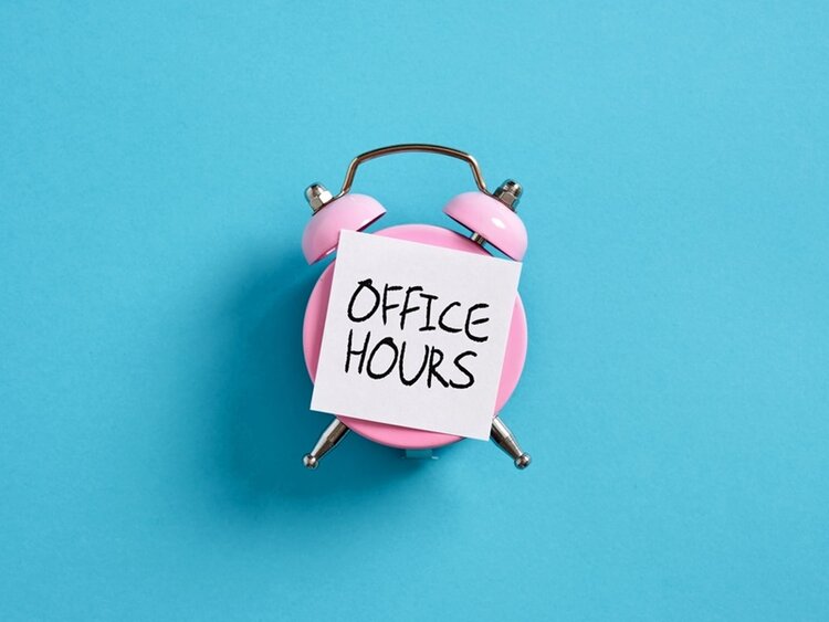 Beitragsbild: © Cagkan Sayin / shutterstock.com   Rosafarbener Wecker auf türkisem Hintergrund, auf dem Ziffernblatt des Weckers liegt ein weißer Post-it-Zettel auf dem Office Hours in schwarzer Schrift geschrieben steht.