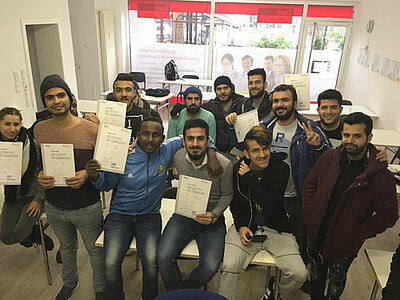 Teilnehmer des Jugendintegrationskurses erhalten Zertifikate-1