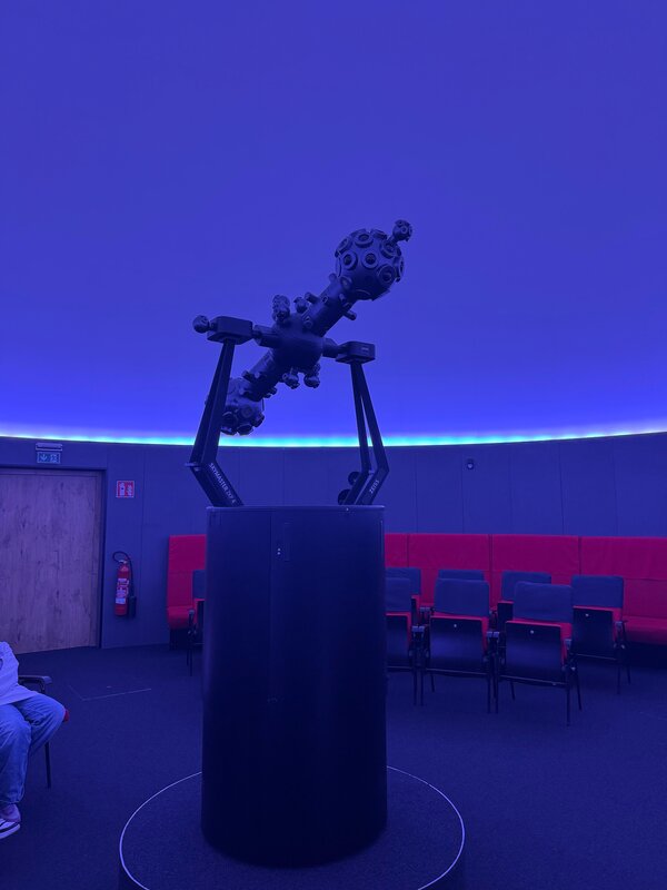Foto vom Projektor im Planetarium Halle