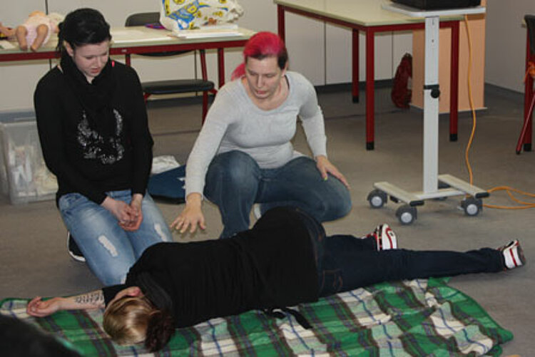 Erzieherausbildung: Kurs „Erste Hilfe am Kind“