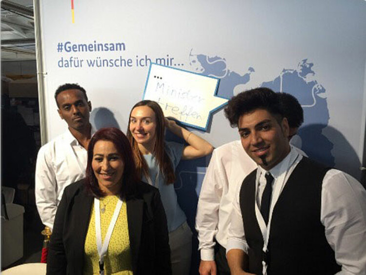 Ehemalige Teilnehmer aus Integrationskurs geehrt Ehemalige Teilnehmer aus Integrationskurs geehrt