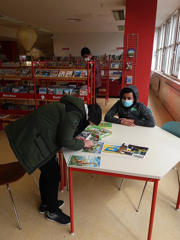 Bibliotheksbesuch gehört zum Sprachunterricht