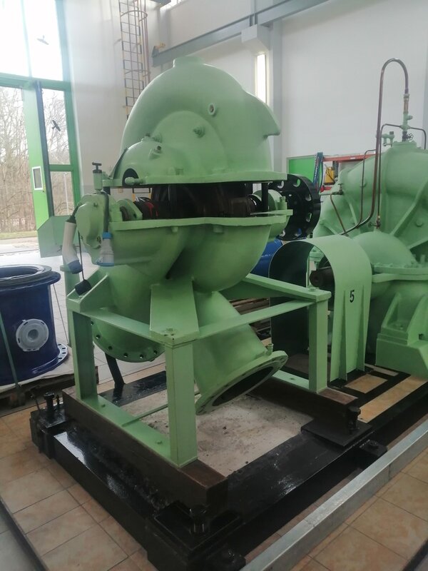 Aufnahme eines grünen, gusseisernen Geräts im Maschinenraum des Wasserwerks.