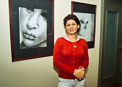 Deutschkursteilnehmerin aus dem Iran stellt Kunstwerke aus Deutschkursteilnehmerin aus dem Iran stellt Kunstwerke aus-1