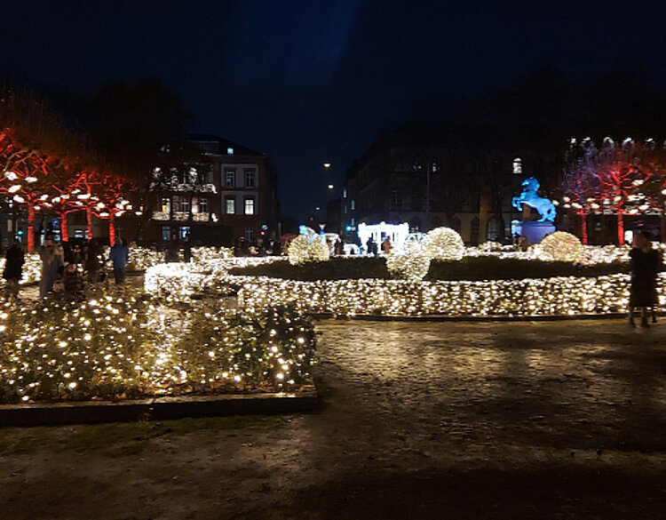 Wir wünschen eine frohe Advents- und Weihnachtszeit Wir wünschen eine frohe Advents- und Weihnachtszeit