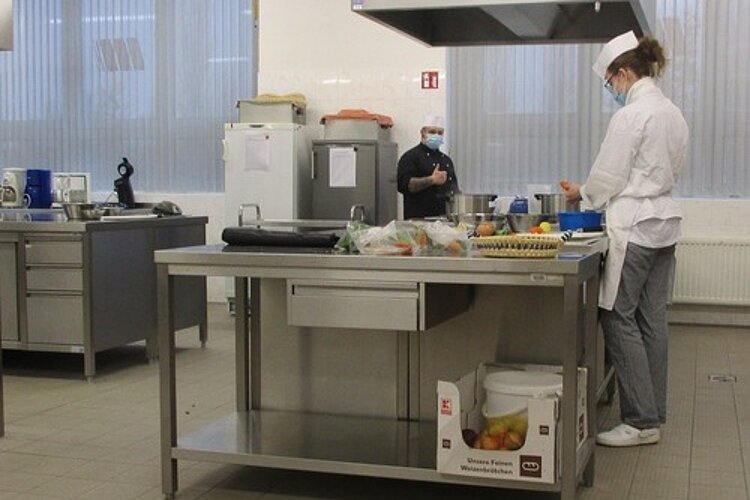Vorbereitung auf die Zwischenprüfung der angehenden Fachpraktiker*innen Küche Vorbereitung auf die Zwischenprüfung der angehenden Fachpraktiker*innen Küche
