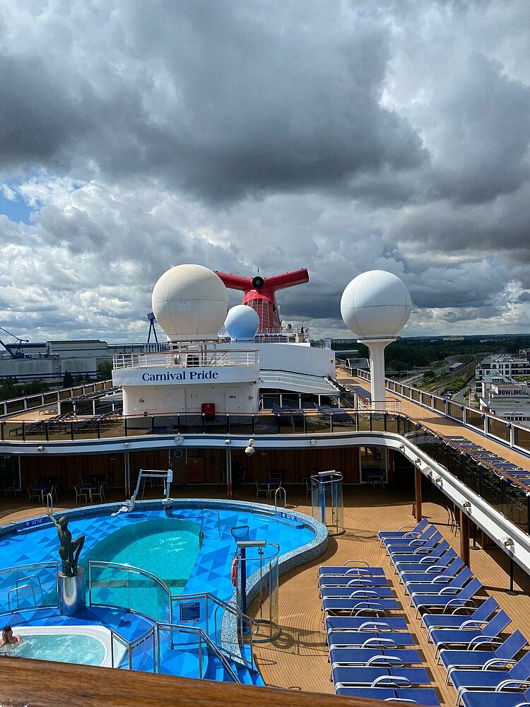 Touristisches Wissen erfahren bei der Schiffsbesichtigung der Carnival Pride