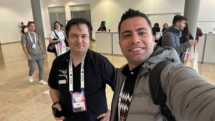 Zwei Messebesucher machen ein Selfie. 