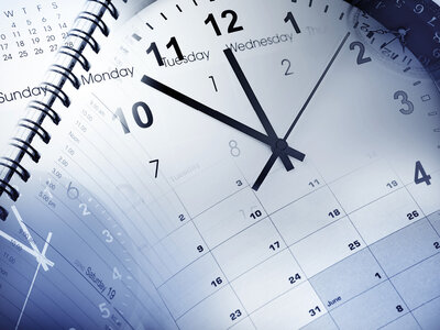 Das Bild zeigt einen Ausschnitt eines aufgeschlagenen Kalenders und einer Uhr. Der Kalender ist auf eine Woche im Juni geöffnet, wobei die Tage und Daten sichtbar sind. Auf der analogen Uhr sind die Zeiger deutlich erkennbar. Beide Gegenstände liegen auf einer Oberfläche. Das Motiv symbolisiert Zeitplanung und Organisation. Die Atmosphäre ist neutral und sachlich, passt thematisch aber ideal zu Zeitmanagement als wirksames Mittel gegen Stress.