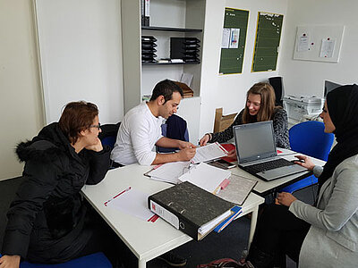 Erste Integrationsverträge von Geflüchteten unterzeichnet Erste Integrationsverträge von Geflüchteten unterzeichnet