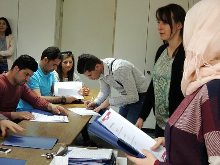 Abschied: Die ersten KompAS-Absolventen verlassen die Euro-Schulen Düsseldorf Abschied: Die ersten KompAS-Absolventen verlassen die Euro-Schulen Düsseldorf