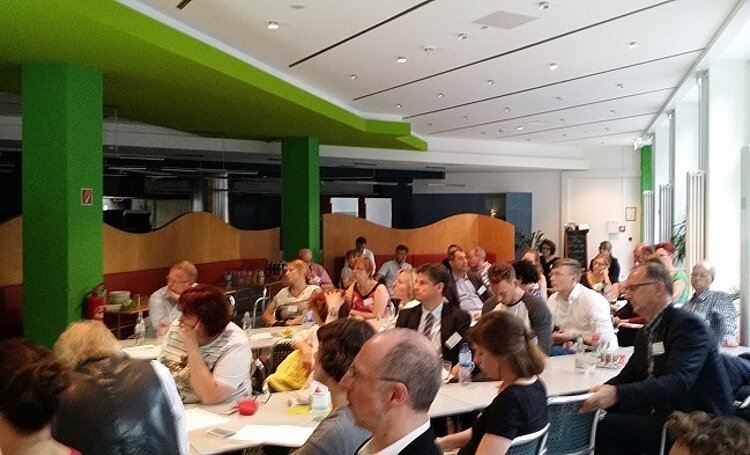 Spannender Dialog zur Ausbildung von Migranten und Flüchtlingen Spannender Dialog zur Ausbildung von Migranten und Flüchtlingen