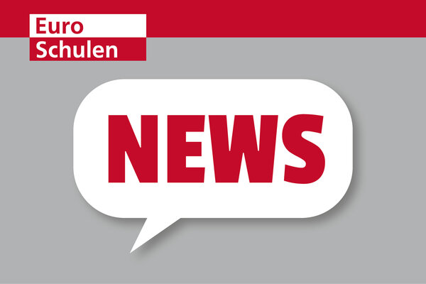 Zu sehen ist eine weiß Sprechblase auf grauem Hintergrund auf welche in roten Großbuchstaben "News" steht.