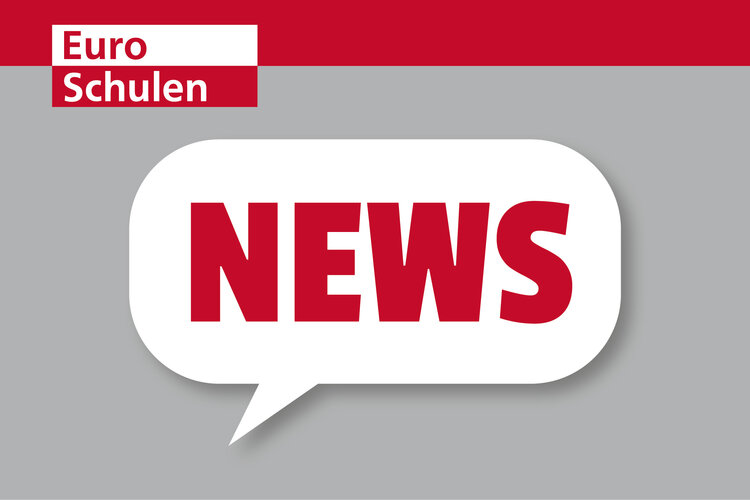 Zu sehen ist eine weiß Sprechblase auf grauem Hintergrund auf welche in roten Großbuchstaben "News" steht.