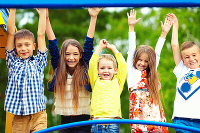 Ferienspiele mit unterstützenden Lernangeboten für die Klassen 1 bis 6 Ferienspiele mit unterstützenden Lernangeboten für die Klassen 1 bis 6
