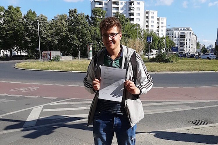 Abschluss und Arbeitsvertrag in der Tasche! Abschluss und Arbeitsvertrag in der Tasche!