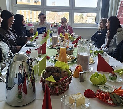 Osterdeko à la „Reha-Integrativ“: Kreativität trifft Gaumenfreude! Osterdeko à la „Reha-Integrativ“: Kreativität trifft Gaumenfreude!