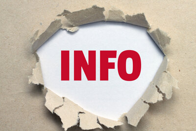 Die Aufschrift "Info" ist in großen roten Lettern auf weißem Hintergrund zu sehen, die durch kreisförmig aufgerissenes Packpapier sichtbar wird.