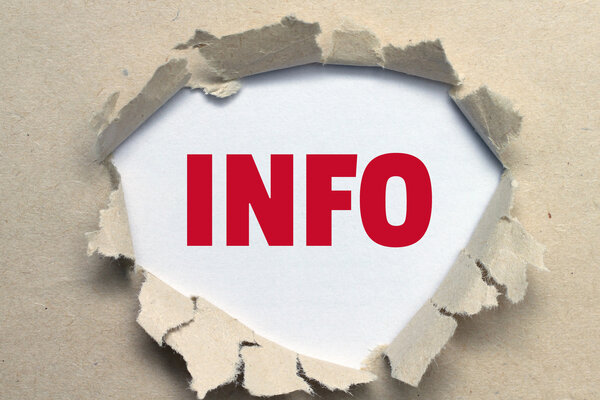 Die Aufschrift "Info" ist in großen roten Lettern auf weißem Hintergrund zu sehen, die durch kreisförmig aufgerissenes Packpapier sichtbar wird.