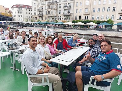 Schippern über die Spree beim Betriebsausflug Schippern über die Spree beim Betriebsausflug