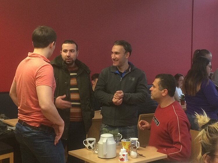 Gemütliche Feier in der Schulcafeteria Gemütliche Feier in der Schulcafeteria