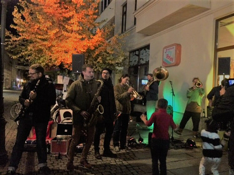 Konzert mit Statement: Straßen. Musik. Freunde. Konzert mit Statement: Straßen. Musik. Freunde.