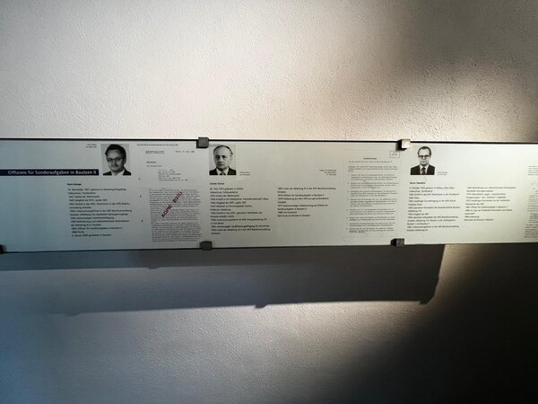 Informations- und Biografietafel über Funktionäre der DDR-Strafanstalt Bautzen II mit Fotos und Texten zu deren Rollen und Aufgaben. Die Ausstellung scheint Teil einer historischen Dokumentation zu sein.