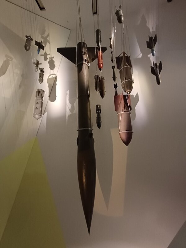 Installation unterschiedlich großer Bomben, die von der Decke des Militärmuseums der Bundeswehr in Dresden hängen.