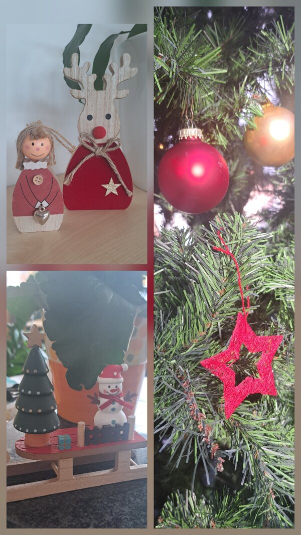 Collage aus Weihnachtsmotiven: Links oben stehen eine kleine Holzfigur als Engel und ein Holzrentier mit rotem Filzkleid vor einem Blumentopf, links unten fährt ein kleiner Holzschlitten mit Tannenbaum, Schneemann und Geschenk, rechts sind rote und goldene Christbaumkugeln sowie ein roter Sternanhänger in den Zweigen eines Tannenbaums zu sehen.