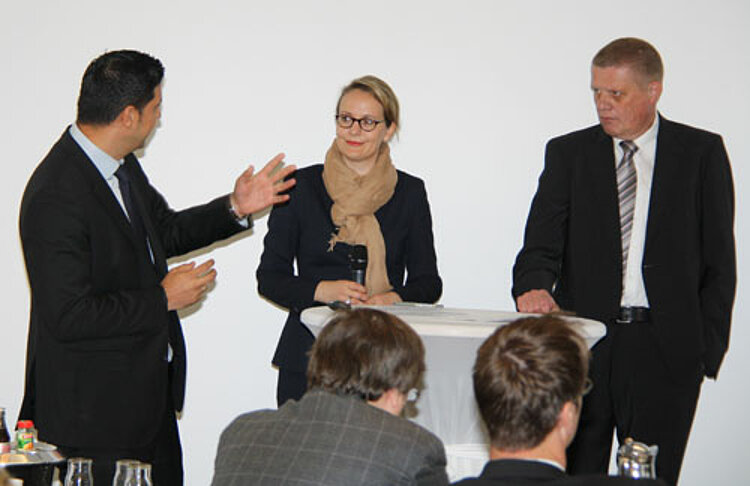 Erfahrungsaustausch zum Thema „Integration von Flüchtlingen in Arbeit und Ausbildung“ Erfahrungsaustausch zum Thema „Integration von Flüchtlingen in Arbeit und Ausbildung“