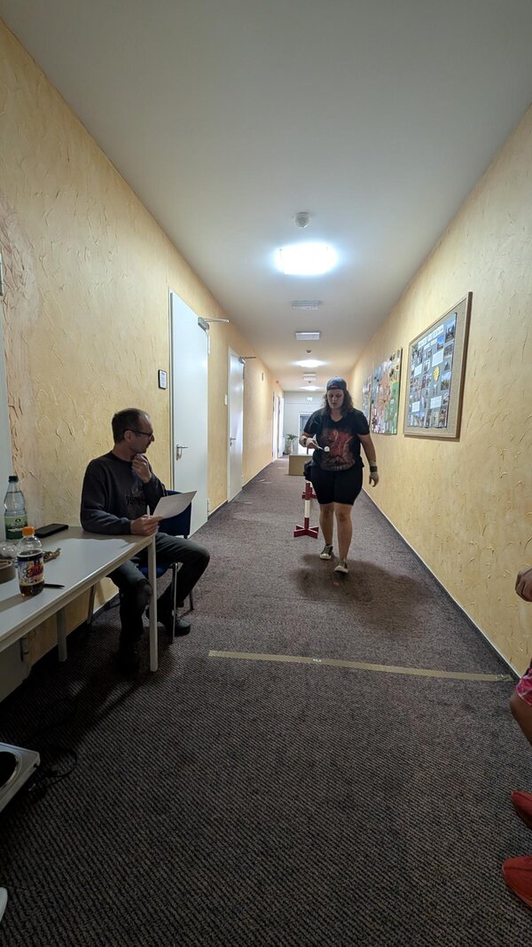 Eierlauf im Flur. Eine Schülerin versucht ihr Glück.